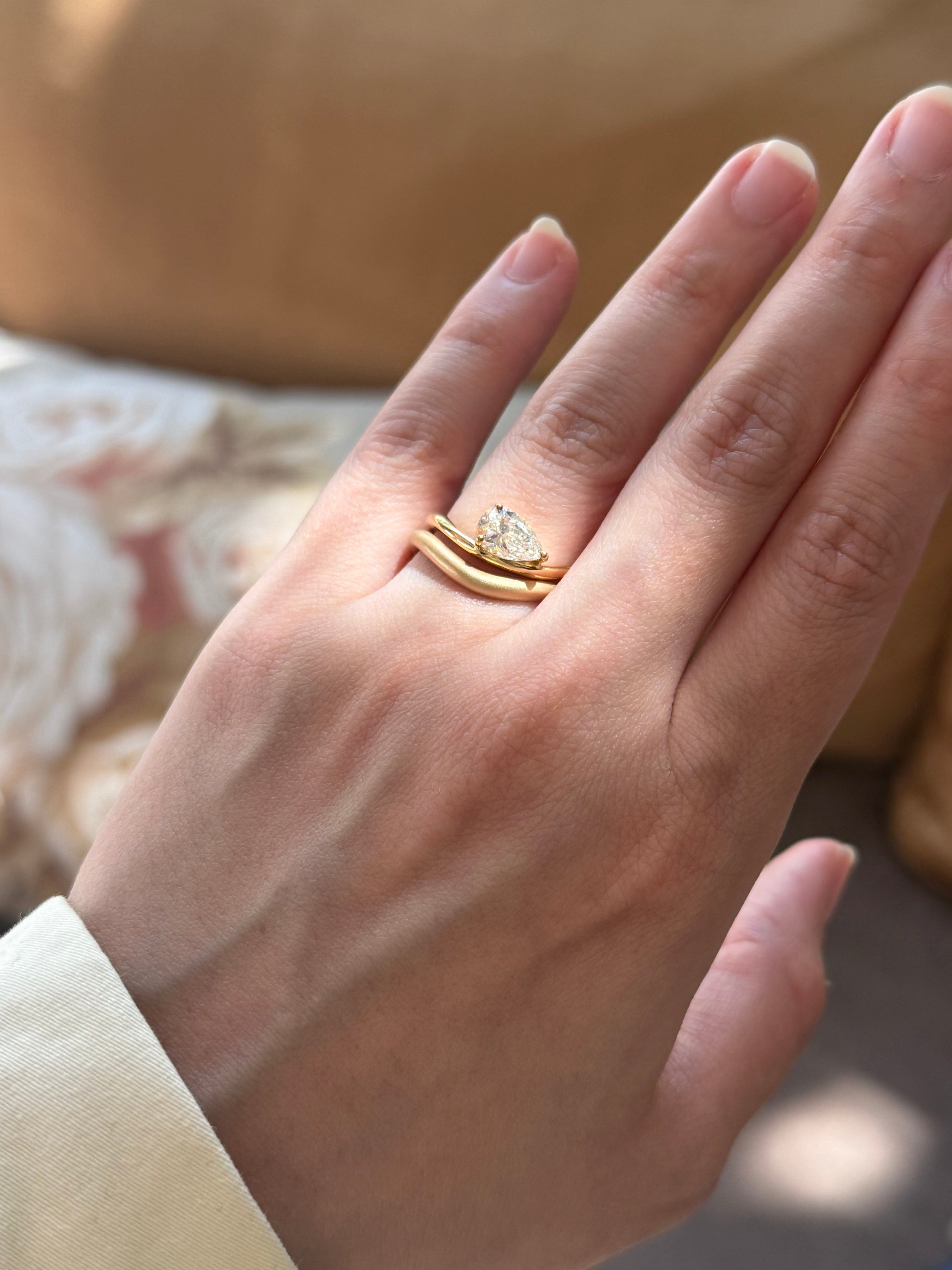 SOLITAIRE WAVE RING