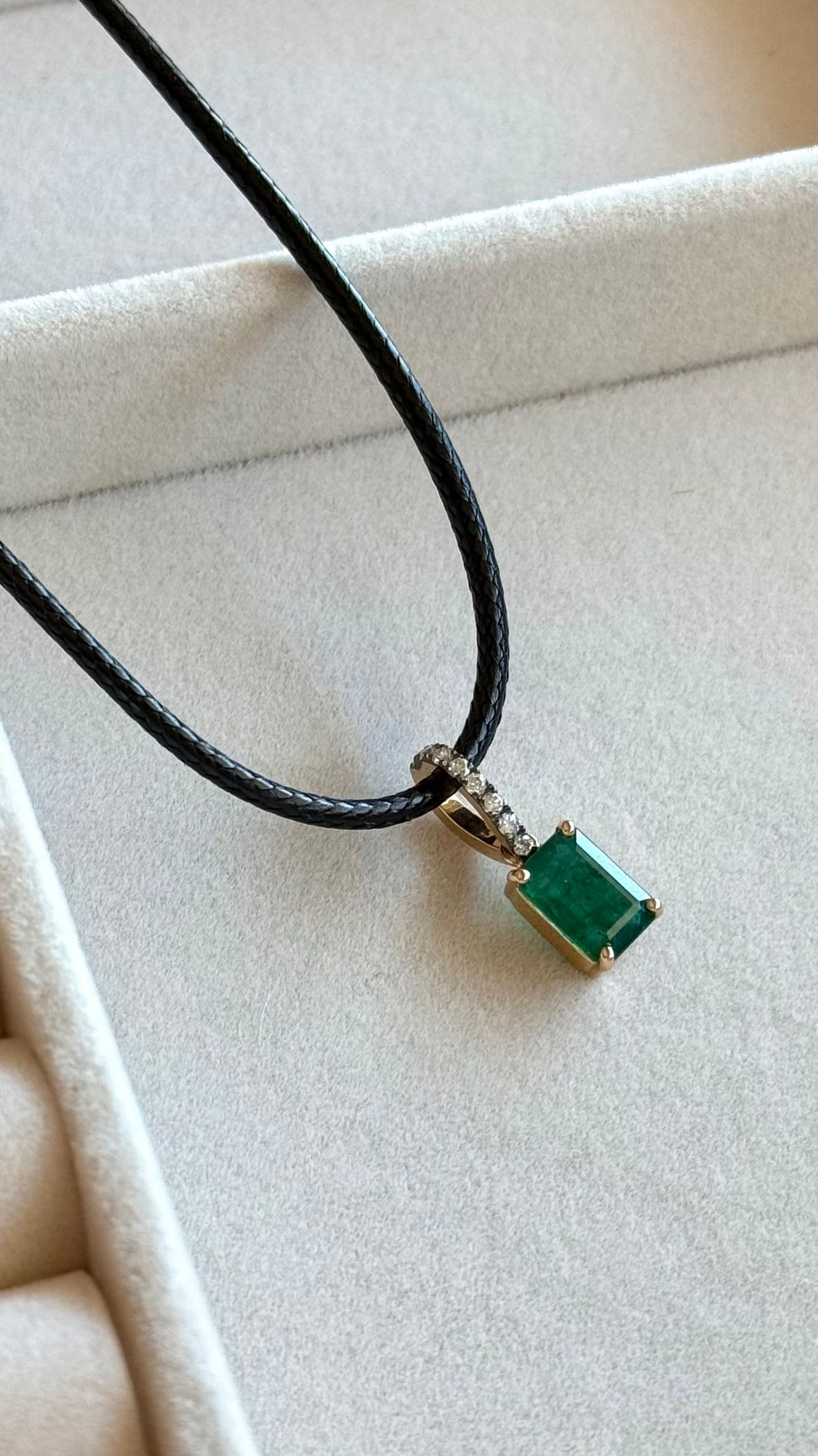 LEATHER NECKLACE WITH EMERALD CHARM